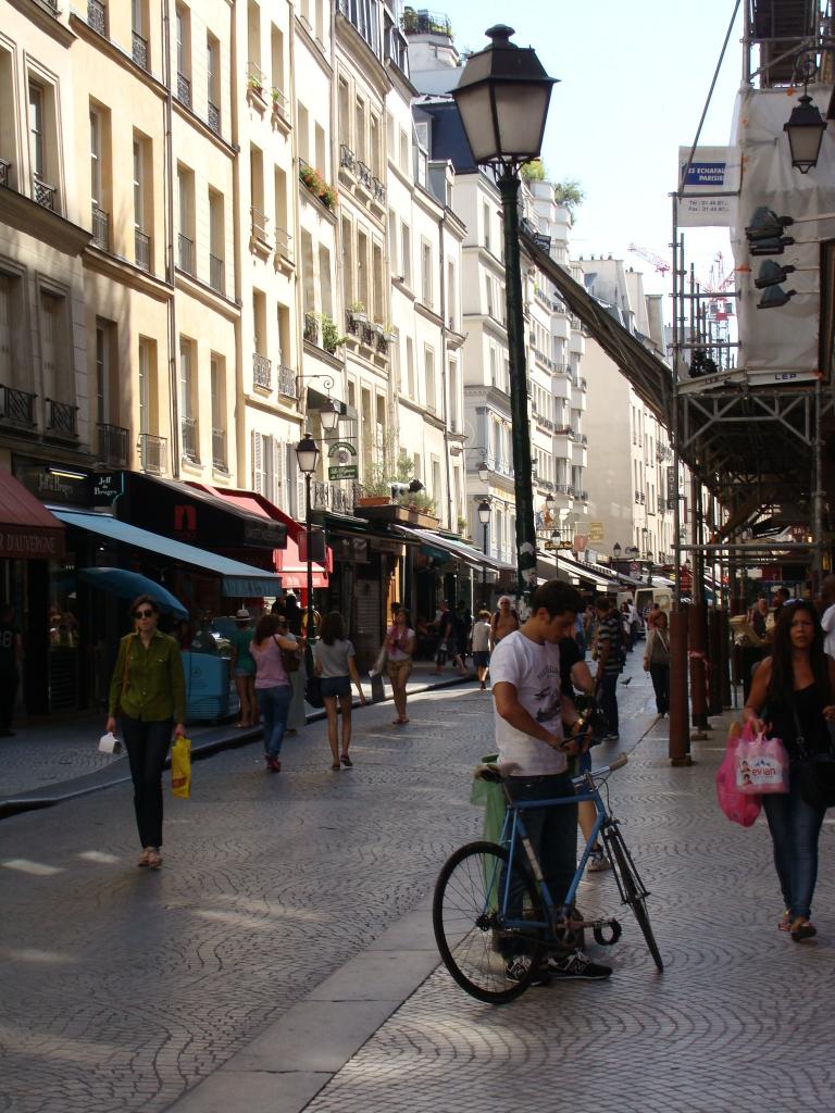 Paris 2e - Rue Montorgueil 1
