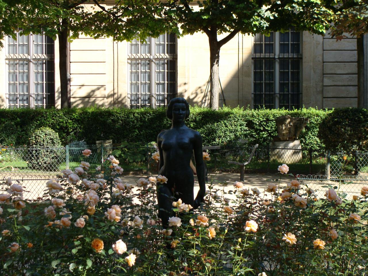 Paris 3e - femme aux roses