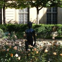 Paris 3e - femme aux roses
