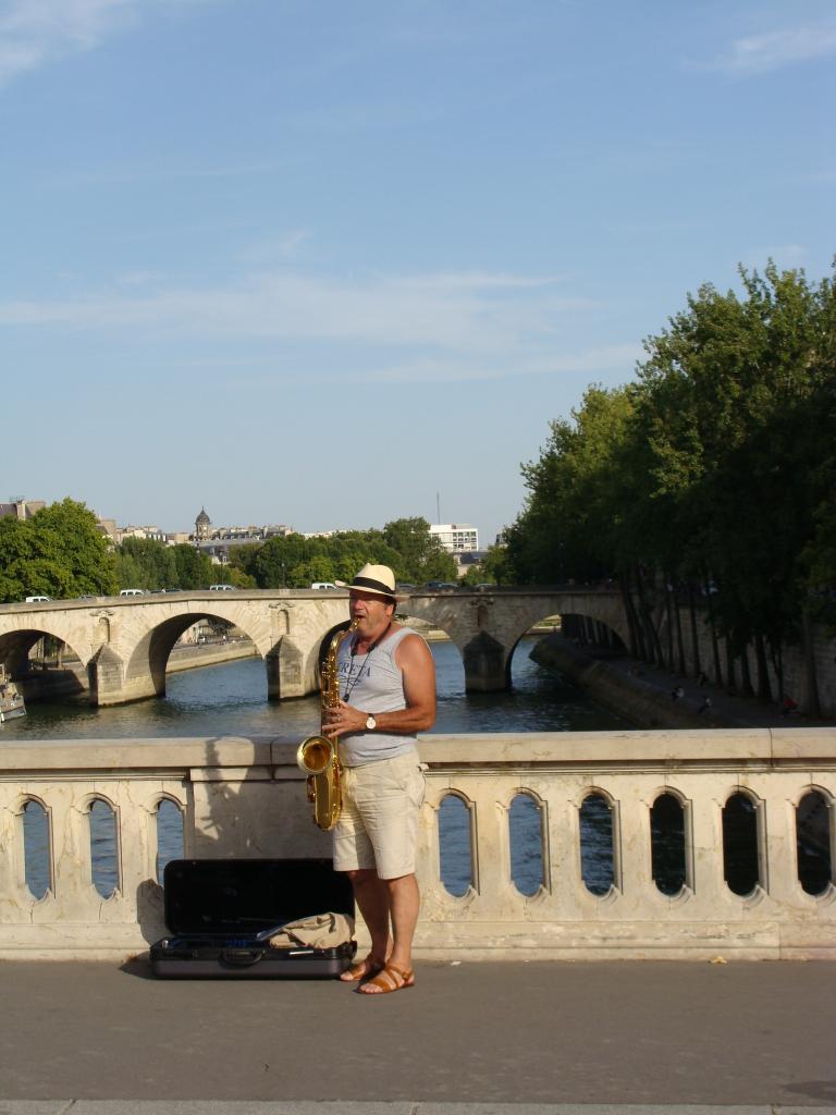 Paris 4e - quai de la Seine - Saxophoniste